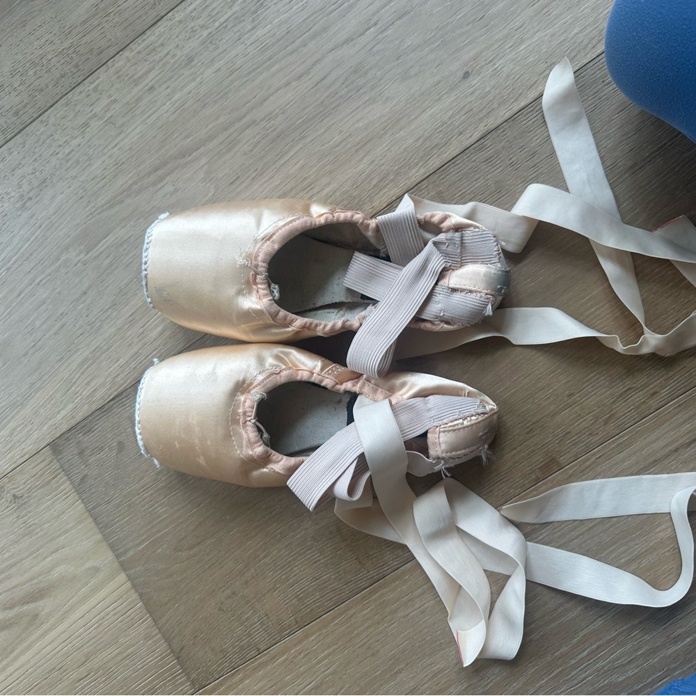 Used freed N maker custom pointe shoes